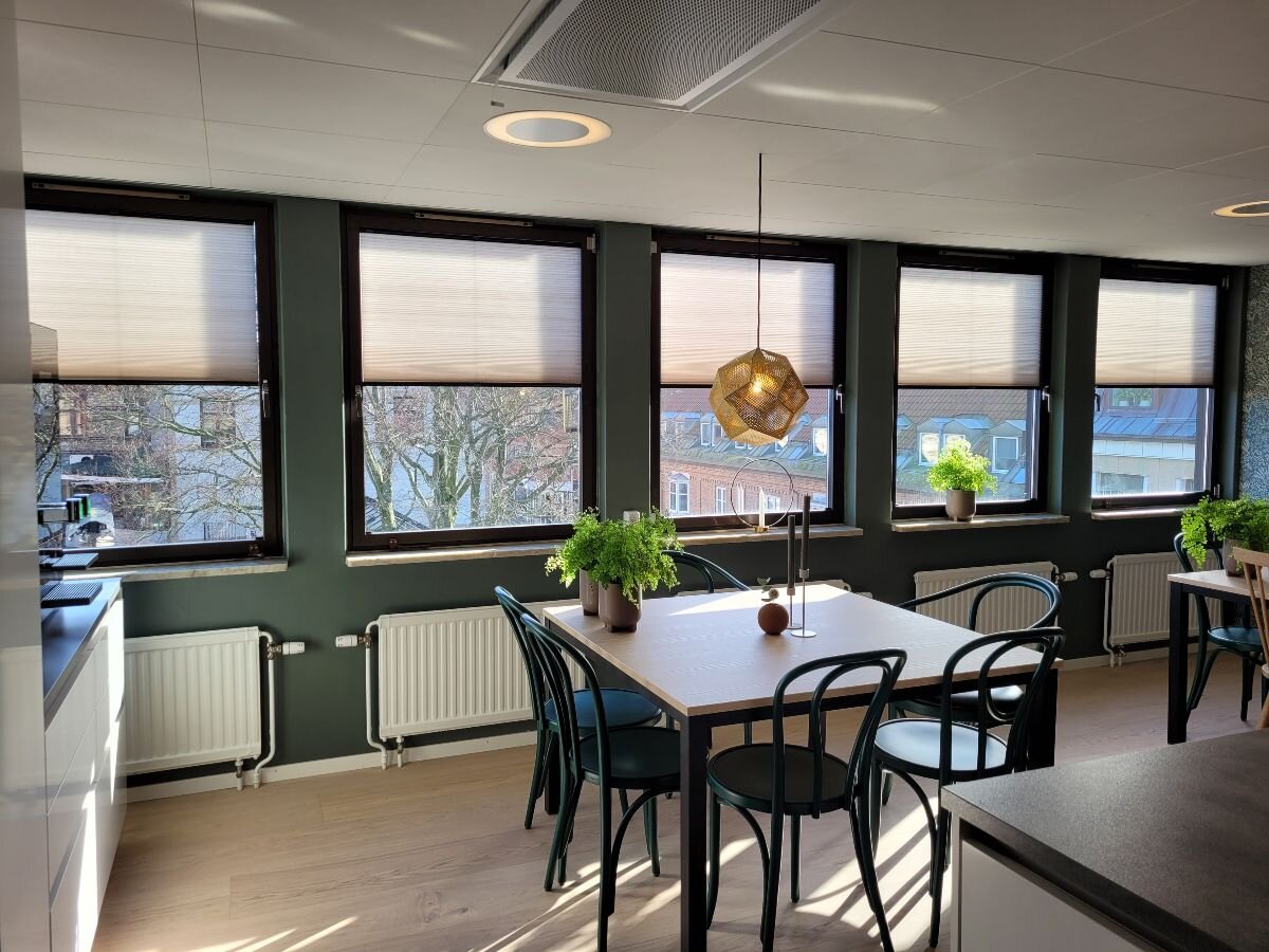 plisségardiner på kontor