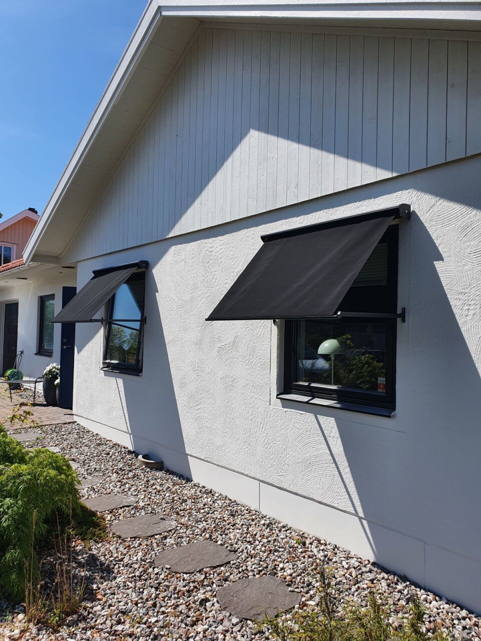 fönstermarkis på hus i varberg